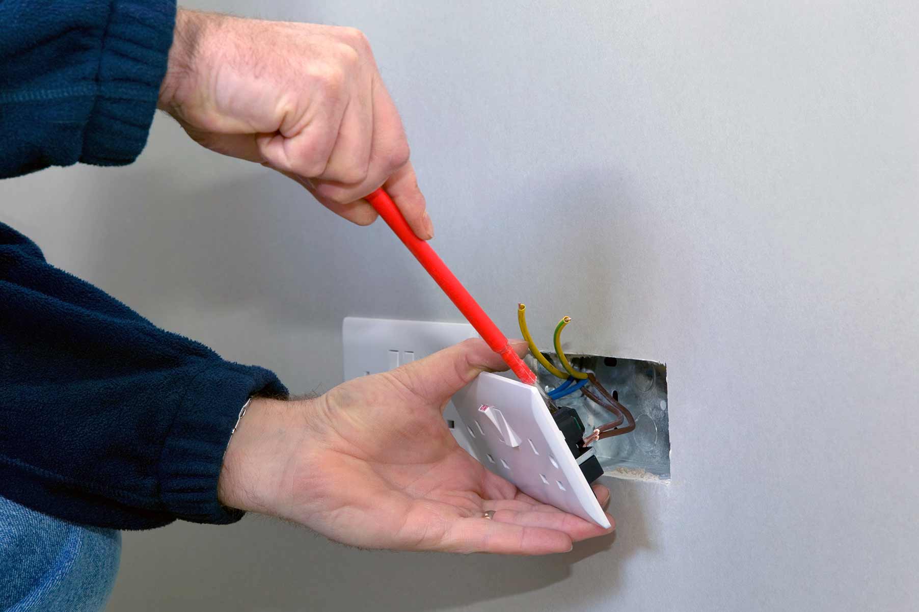 Our electricians can install plug sockets for domestic and commercial proeprties in Chigwell and the local area. 